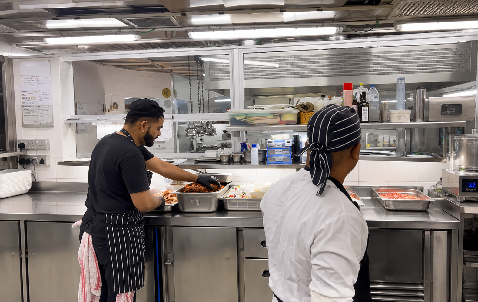 equipa de cozinha profissional, brigada de cozinha catering, linha de empratamento industrial, logística para grandes eventos, banquetes de grande escala, cozinheiros fardados experientes, gestão de cozinhas industriais, preparação de menus corporativos, produção alimentar em massa, catering para casamentos numerosos, serviços de restauração integrada, organização de banquetes luxo, equipa técnica de restauração, chef de cozinha e ajudantes, coordenação culinária eventos, infraestrutura para grandes eventos, cozinha industrial de alta capacidade, ementas para convenções, jantares de gala corporativos, buffet de luxo assistido, operacional de cozinha hoteleira, confecção para eventos massivos, fornecimento de refeições corporativas, rotinas de cozinha haccp, postos de trabalho culinário, eficiência na restauração, planeamento de menus banquetes, staff de cozinha especializado, estruturas em inox hotelaria, gastronomia de alto rendimento
